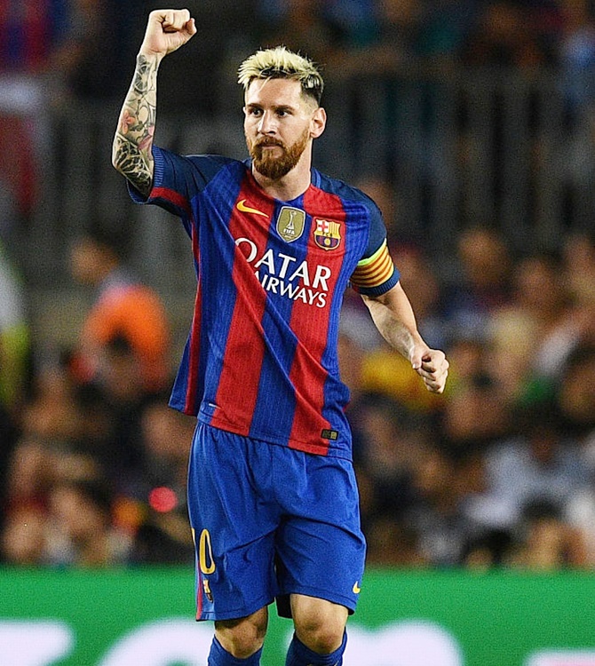 BARCELONA, SPAIN - SEPTEMBER 13: Lionel Messi of Barcelona celebrates scoring his sides first goal during the UEFA Champions League Group C match between FC Barcelona and Celtic FC at Camp Nou on September 13, 2016 in Barcelona, Spain. (Photo by David Ramos/Getty Images)